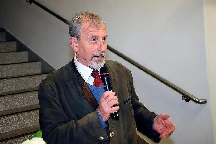 Bei der bestens besuchten Vernissage – unter den Gästen waren auch zahlreiche Künstlerinnen- und Künstlerkollegen – begrüßte Mathilde Christof die Gäste, Ernst Lasnik sprach über die Künstlerin und ihr Werk.