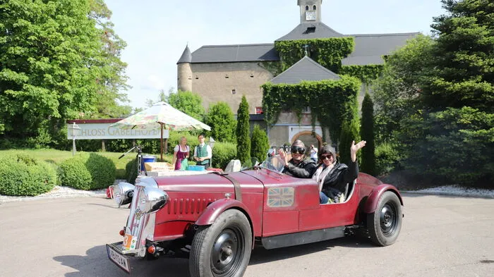 Edle Karossen vor prachtvollen Kulissen: Die "Murtal Classic" lässt die Herzen von Oldtimer-Fans höher schlagen. (Auf dem Bild zu sehen: Helga Emminger und Gerhard Gebetzberger vor dem Schloss Gabelhofen)