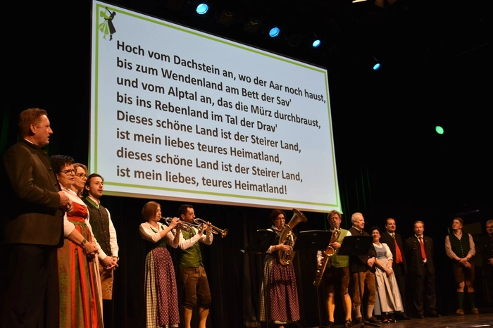 Die Eröffnung wurde durch das gemeinsame Singen der steirischen Landeshymne beendet.