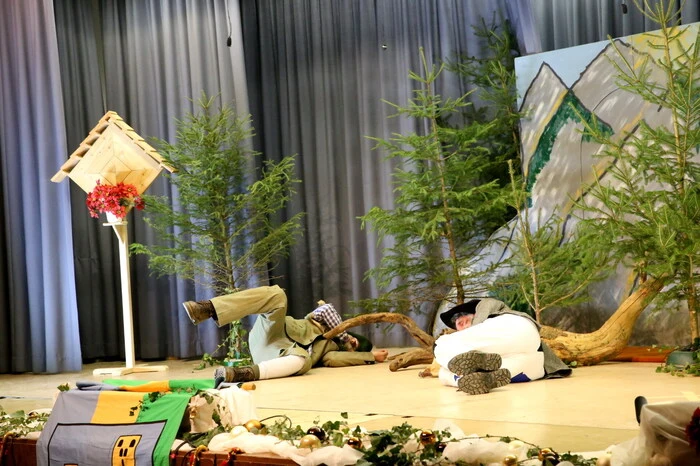 Im Dreiakter von den Gebrüdern Grimm brillierten weiters auf den Brettern, die die Welt bedeuten: Mario Hois, Peter Habernig junior, Sigrid und Siegfried Schinegger, Wilfried Fuchs sowie Selina Eichel.