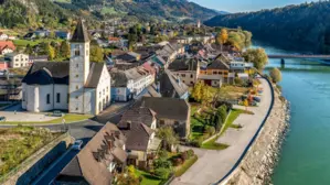 Blick auf Lavamünd aus der Vogelperspektive, rechts die Drau, Sonnenschein | Zwar nicht die meisten aber den größten Zuwachs an Nächtigungen im Bezirk verzeichnete vergangenen Sommer Lavamünd