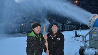 Es gibt doch Schneefall im Mölltal: Adi Gugganig und Anton Wallner sorgten in Flattach dafür