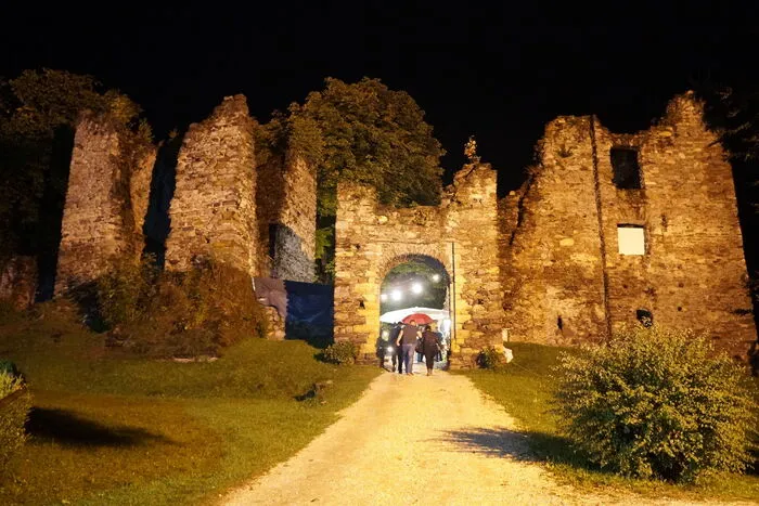 Die altehrwürdige Ruine Gomarn bildete die malerische Kulisse.