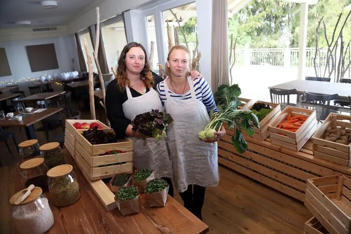 Tina (28, l.) und Carmen (25) wollen mit regionalem Gemüse sowie künftigem Eigenanbau einen Wirtschauftskreislauf erzielen, anstatt Nahrungsmittel unnötig wegzuwerfen.