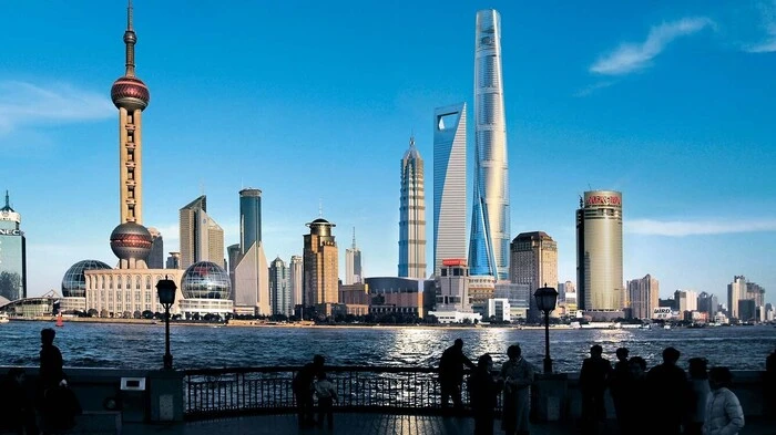 "Der 632 Meter hohe Shanghai Tower überzeugte durch seine elegante Spiralform. Neben dem Design beeindruckte die Jury besonders die nachhaltige und umweltfreundliche Bauweise. Wie eine Thermoskanne hat die Fassade ein Doppelwandsystem, welches das Gebäude zu einem der energieeffizientesten Hochhäuser macht. Den Weltrekord brechen die Fahrstühle des Gebäudes: Sie sind derzeit die schnellsten der Welt und befördern die Besucher in weniger als einer Minute auf die Aussichtsplattform in 561 Meter Höhe", so die Begründung. Architekten: Gensler, 2Define Architecture