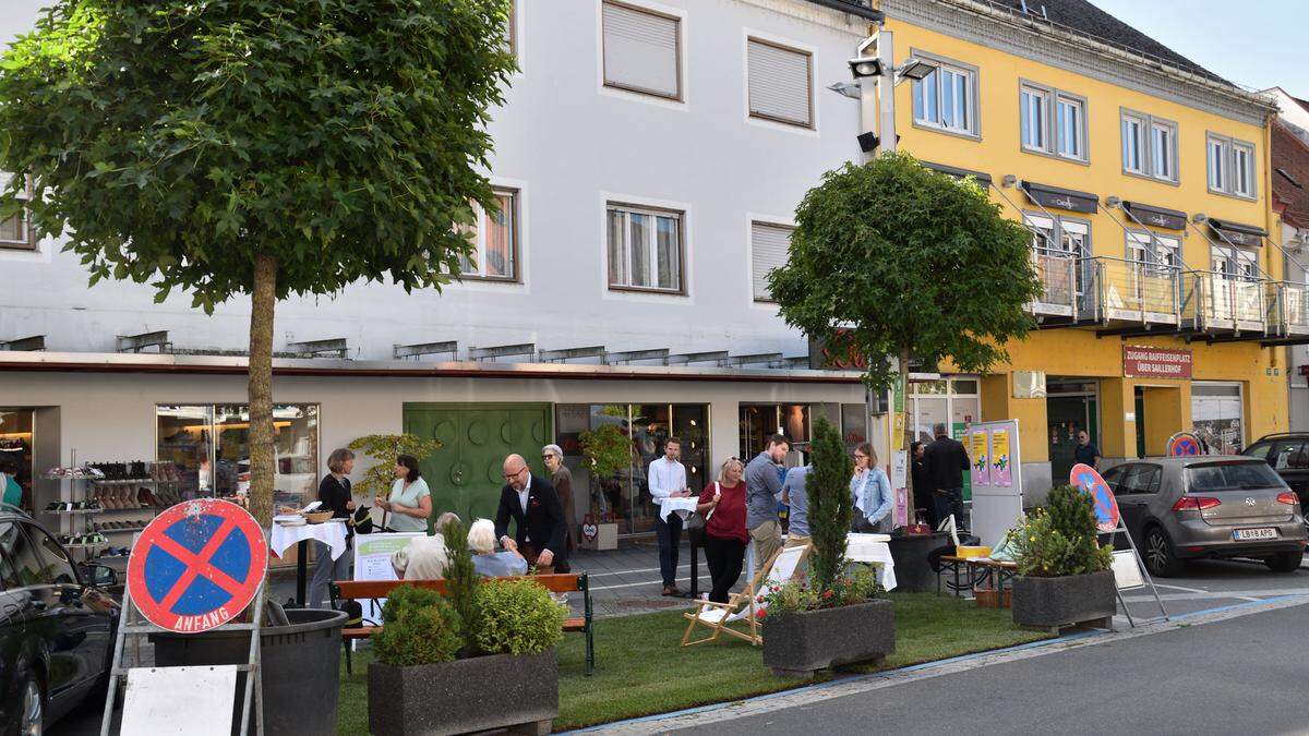 Ein kleiner Teil der Parkfläche am Leibnitzer Hauptplatz wurde kurzzeitig zum grünen Begegnungsraum