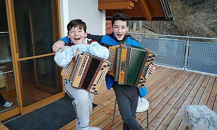 Die Brüder Waiguny aus Gmünd waren mit ihren Ziehharmonikas bei den Balkonkonzerten mit dabei 