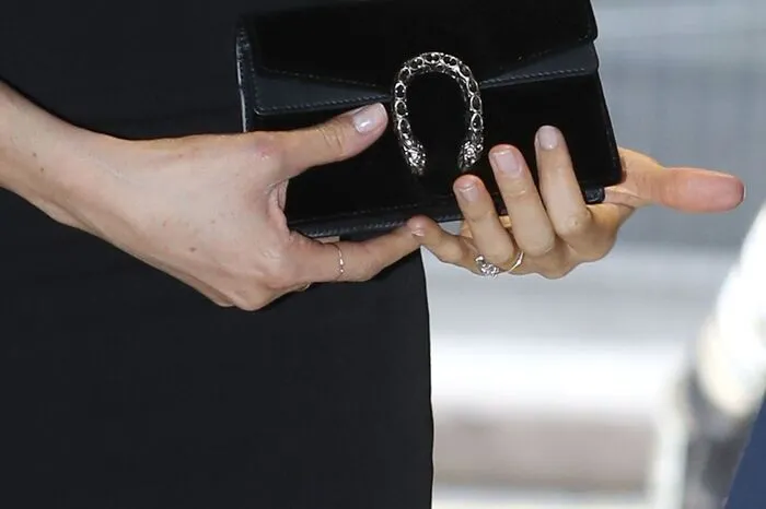 Ein Höhepunkt ist die Gucci-Clutch, dazu verzichtet sie auf Farbe auf den Nägeln, das verbietet das Protokoll der Queen angeblich auch.