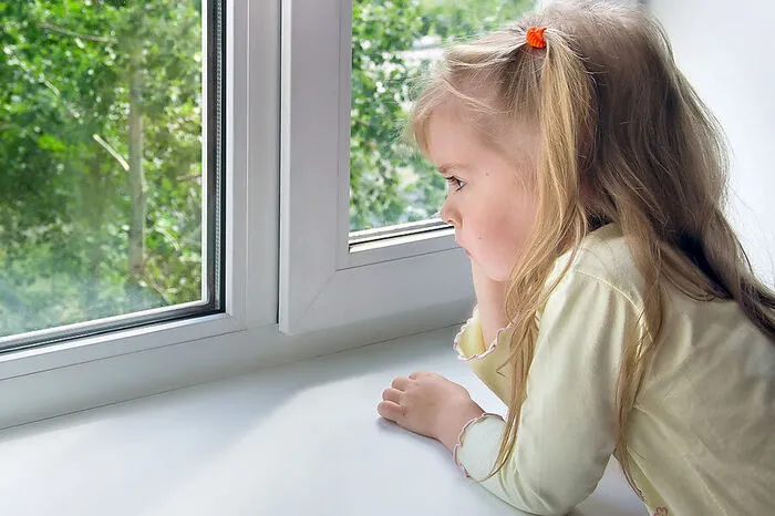 Der beste Schutz sind versperrbare Fenster- und Balkontürgriffe, die einfach und günstig nachgerüstet werden können. Beim Lüften soll das Kind nie alleine im Raum sein und auch am Balkon sollten Kinder nie alleine spielen.