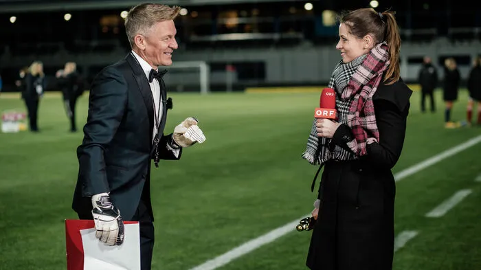 „Ich hatte heute echt keinen guten Tag! Aber das ist das schönste Ende für einen miesen Tag, das es geben kann!", freute sich Kristina Inhof, als sie Andi Knoll während einer Moderation nach dem Spiel der Österreichischen Fußballnationalmannschaft der Frauen gegen Finnland im Sonnenseestadion Ritzing mit der Romy überraschte.