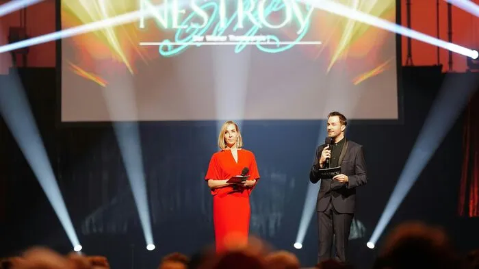 Endlich wieder Nestroy-Verleihung live: Im Wiener Arsenal führten Nadja Bernhard und Nadja Bernhard und Peter Fässlacher.