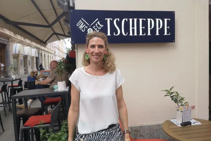 Katharina Tengler-Tscheppe – Tscheppe ums Eck:"Bei leichten Spuren von Symptomen dürfen meine Mitarbeiter auf gar keinen Fall weiterarbeiten. Ich bin dafür, dem Körper ein paar Tage Ruhe zu geben. Wenn jemand mit Maske arbeitet, ist es außerdem offensichtlich, dass die- oder derjenige den Virus in sich trägt. Daher ist das eher kontraproduktiv. Dass jemand in die Gastronomie gehen darf und die Maske aufsetzen muss, finde ich widersinnig. Man geht in die Gastronomie, um sich zu unterhalten und zu konsumieren, und wenn man die Maske trägt und nicht essen und trinken kann, wozu geht man dann in die Gastronomie? Das bringt weder dem Gast was, noch uns Gastronomen, wenn Leute hier sitzen, die nichts konsumieren können. Also ich finde, das ist eher so eine Wischiwaschi-G’schicht."