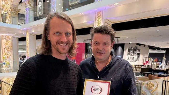 Gernot Ortoff und Eustachius Kreimer mit dem eCommerce Award des Handelsverbands Österreich für Kastner & Öhler in der Kategorie „Leading Shops“