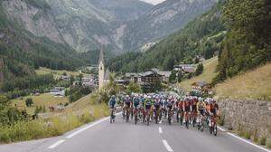 Das Hauptfeld der Teilnehmer an der Tour of Austria im Vorjahr auf der Strecke bei Heiligenblut