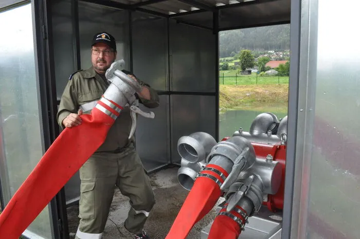 Über vier Schläuche können rund 10.000 Liter Wasser pro Minute aus dem Rückhaltebecken über den Damm gepumpt werden.