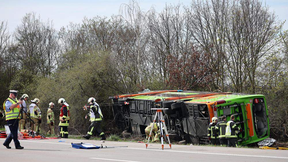 Bei dem Unfall mit einem Reisebus auf der A 9 nahe Leipzig sind mindestens fünf Menschen ums Leben gekommen | Bei dem Unfall mit einem Reisebus auf der A 9 nahe Leipzig sind mindestens fünf Menschen ums Leben gekommen