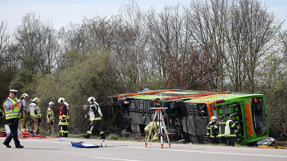 Bei dem Unfall mit einem Reisebus auf der A 9 nahe Leipzig sind mindestens fünf Menschen ums Leben gekommen | Bei dem Unfall mit einem Reisebus auf der A 9 nahe Leipzig sind mindestens fünf Menschen ums Leben gekommen
