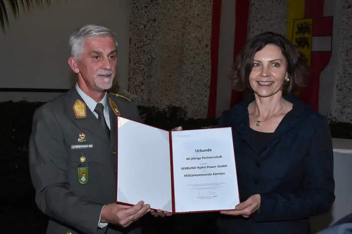 Gitschthaler bei der Übergabe einer Urkunde an Ursula Cerne vom Verbund für die 40-jährige Partnerschaft mit dem Militärkommando Kärnten.  
