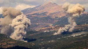 Rauchschwaden nach einem israelischen Angriff auf das Gebiet Jabal Al-Rehan im südlibanesischen Bezirk Jezzine. Das israelische Militär gab am Samstag bekannt, dass es neue Luftangriffe gegen Ziele der Hisbollah im Libanon durchführt.