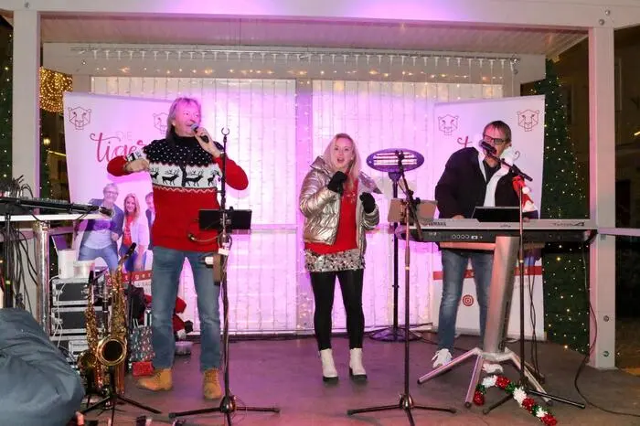 Musikalisch umrahmt wurde der Abend von der Topband „Die Tiger“, welche für beste Stimmung sorgte und die Besucher mit ihrer Show begeisterte.