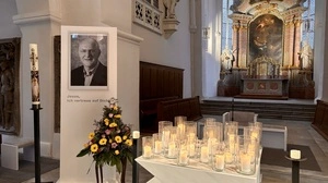 Brennende Kerzen brennen für Engelbert Hofer 