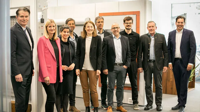 Osttiroler Unternehmer und Wissenschaftler präsentierte Landesrätin Annette Leja in der Firma Hella aktuelle Forschungsfortschritte