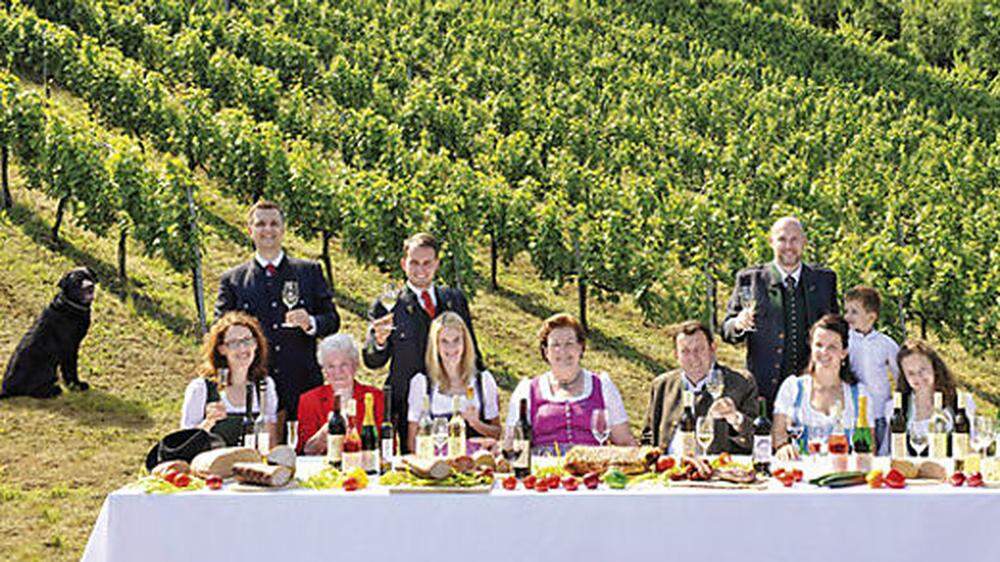 Weingartenschnuppern, Verkostungen im Barriquekeller sowie das hervorragende Preis-Qualitäts-Verhältnis sind zusätzliche Gründe für einen Besuch im Weingut der Familie Schneeberger in Heimschuh