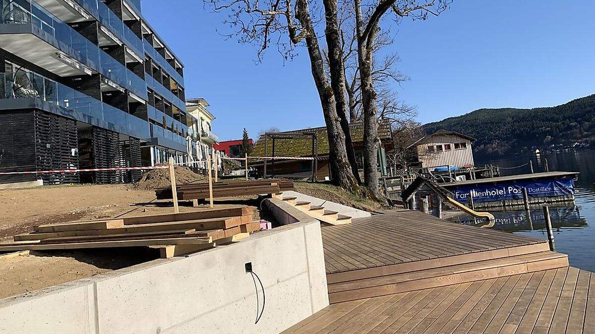 Am Strand der Villa Postillion am Millstätter See wird eine neue Steganlage errichtet