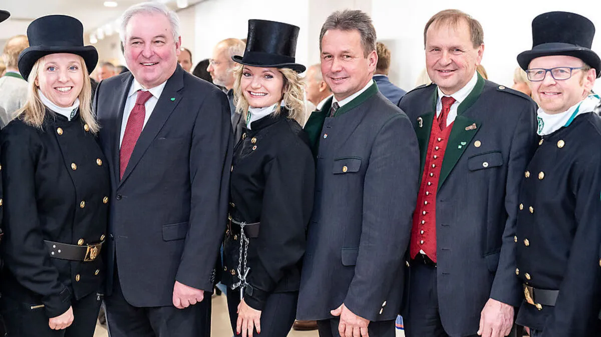 Gruppenbild mit echten Glücksbringern: LH Hermann Schützenhöfer, Kammerpräsident Franz Titschenbacher (Mitte), Kammerdirektor Werner Brugner mit Mitgliedern der Rauchfangkehrer-Innung