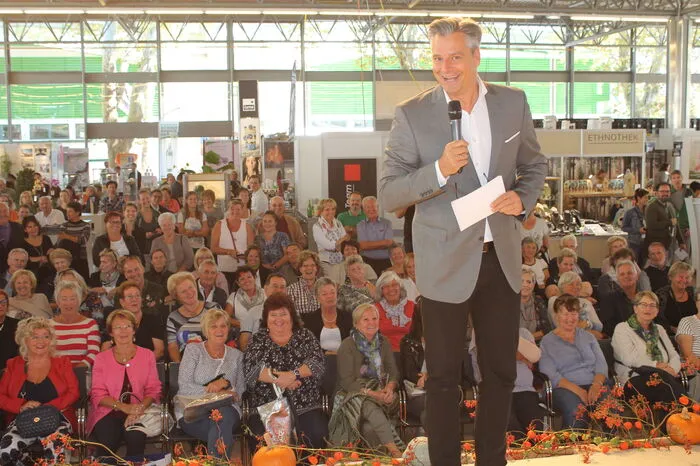 Halle C: Eigentlich stehen mit der Mode ja bestenfalls die Models im Vordergrund einer Modenschau. Die Bühne (gestern und heute ab 12 Uhr) gehörte gestern aber auch dem charmanten ORF-Moderator Dorian Steidl. Zumindest hatte er die Lacher auf seiner Seite. Und auch wenn er nur für seinen Trauzeugen einsprang, blickte er dennoch gespannt auf die Bühne. Denn immerhin stammt die Choreographie der Schau von seiner Frau Heike. Und was wird eigentlich gezeigt?