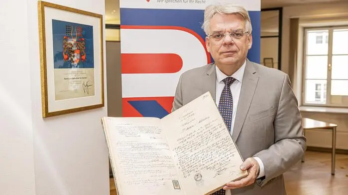 Kammerpräsident Bernhard Fink mit Liste der Advokaten in Kärnten