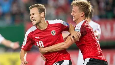 ABD0081_20170905 - WIEN - ÖSTERREICH: Louis Schaub (AUT) und Moritz Bauer (AUT) jubeln nach dem 1:1 duch Schaub am Dienstag, 5. September 2017, während des WM-Qualifikationsspiels Österreich gegen Georgien im Ernst Happel-Stadion in Wien. - FOTO: APA/GEORG HOCHMUTH