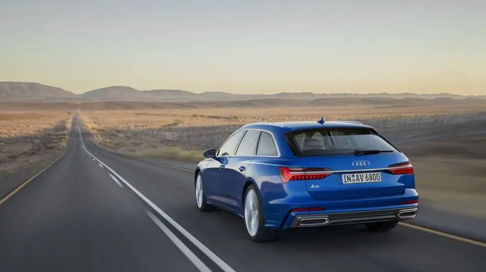Ein flacheres Heck für eine schneidige Optik, dennoch ein unverändert großer Laderaum dank mehr Außenlänge. Das sind die Eckdaten den neuen Audi A6 Avant. Er ist 4,94 Meter lang, 1,89 Meter breit und 1,47 Meter hoch, wobei der Innenraum in punkto Platz bei der neuen Generation am meisten zugelegt haben soll. Der Gepäckraum bietet 565 Liter, mit umgeklappten Lehnen wächst er auf 1680 Liter.