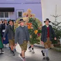 Die Landjugend brachte die Erntekrone in die Pfarrkirche