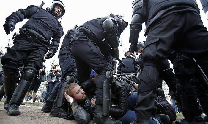 Martialische Bilder aus St. Petersburg.