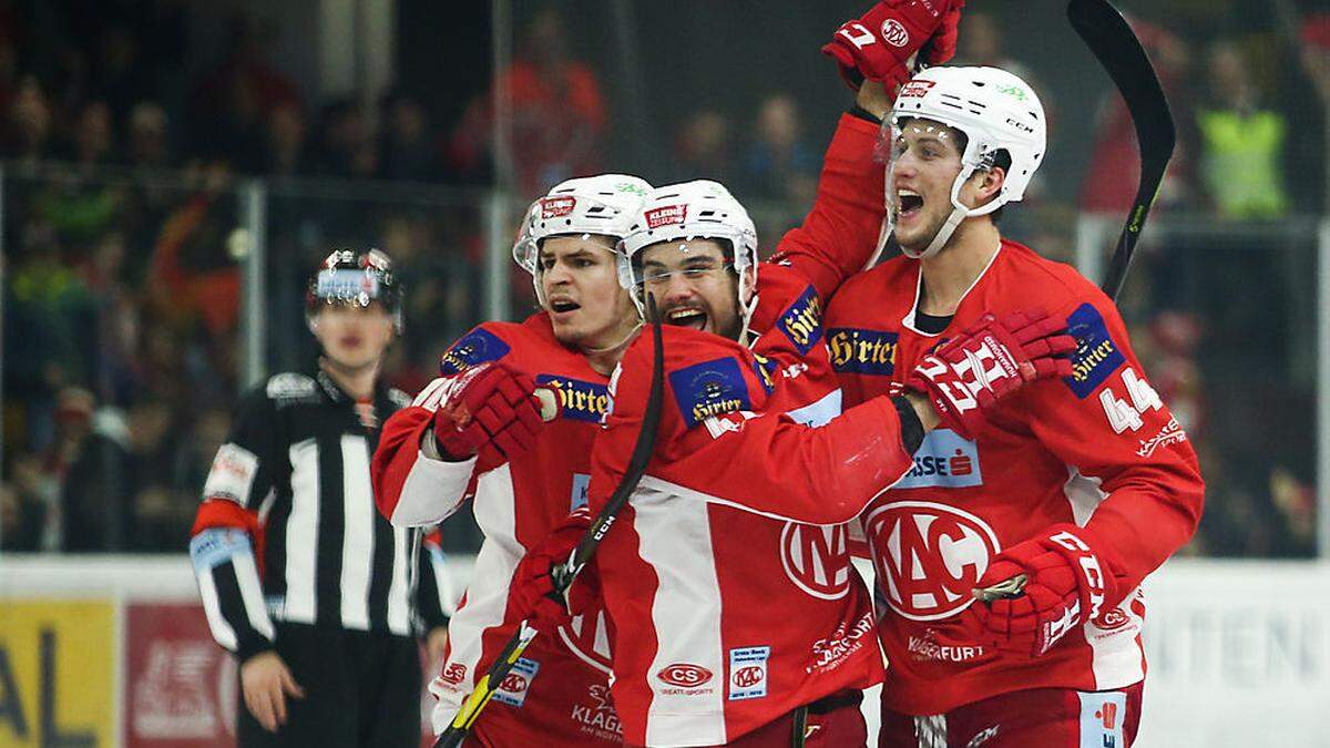 Marcel Witting freut sich mit Adam Comrie und Niki Kraus über seinen entscheidenden Treffer