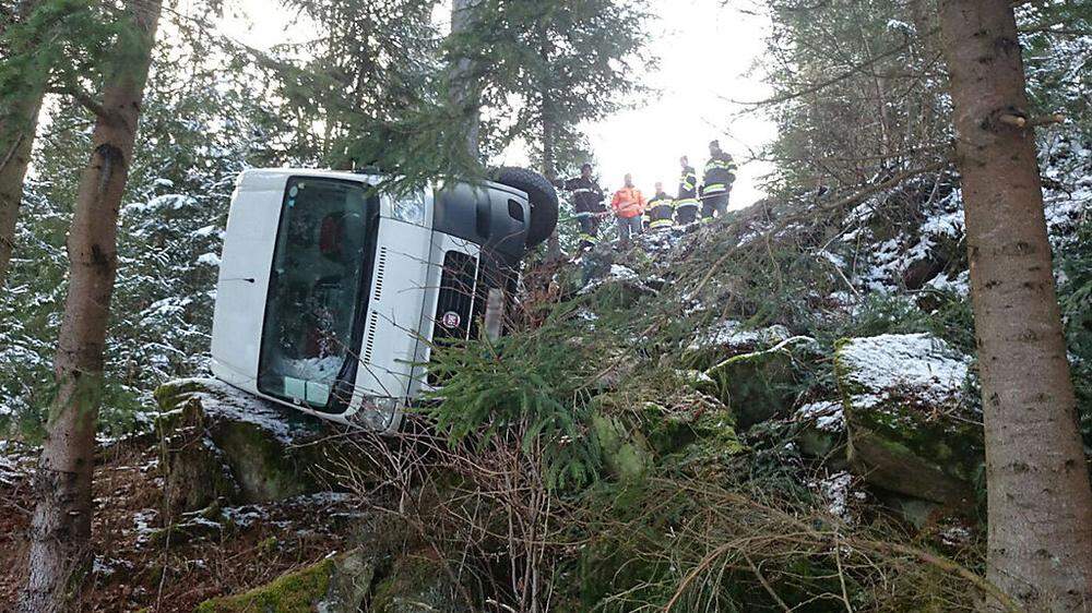 Das Auto stürzte über die Böschung in den angrenzenden Wald