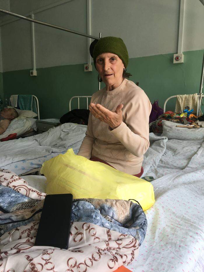 Anna Iwanowa (69) im Krankenhauszimmer ihres Mannes. Die beiden leben gemeinsam von knapp  380 Euro Pension.