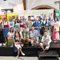 Die strahlenden Landessieger mit ihren Gratulanten