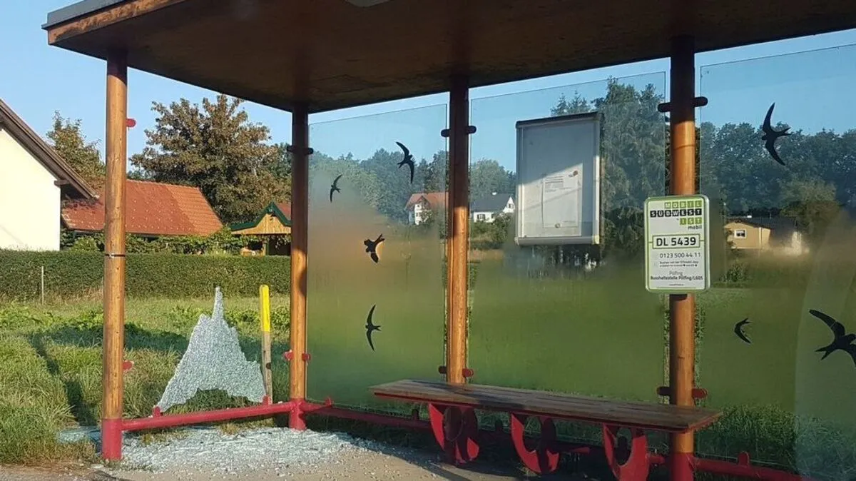 Eine beschädigte Glasscheibe in Pölfing-Brunn (Ortsteil Pölfing)