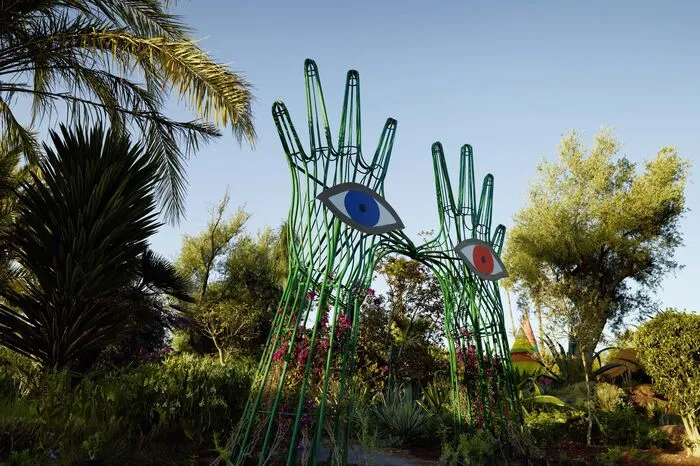 ... Besucher entern eine Welt aus uralten Olivenbäumen, 25 Meter hohen Palmen und natürlich vielen Kunstwerken ...