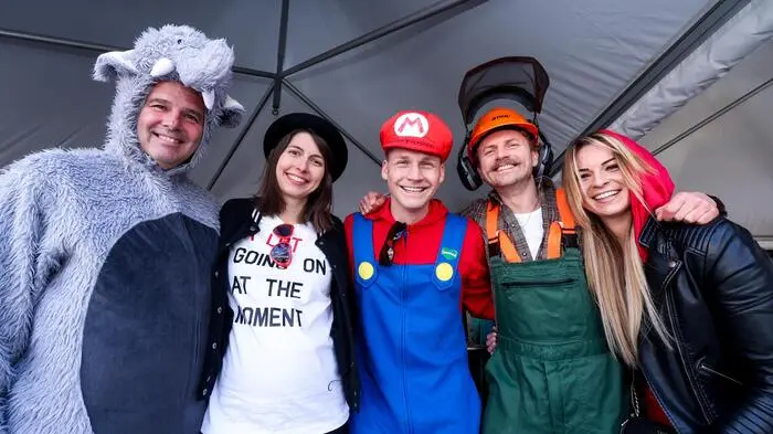 Die Jury: Ex-Kicker Mario Haas, Kabarettistin Chrissi Buchmasser, Snowboarder Arvid Auner, Tänzer Willi Gabalier und Bauer sucht Frau-Teilnehmerin Nicole Peissl