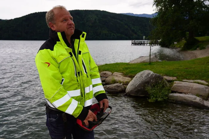 Transportunternehmer Rudolf Jäger: "Mit dem großen 60 Meter-Ausleger-Mobilkran unserer Döbriacher Firma HFT - Holz und Fertigteil GmbH hieven wir die einzelnen Teile der Rutsche (mit einem Gesamtgewicht von knapp 5 Tonnen)  ins Strandbad, mit Hilfe eines zweiten Kranes stabilisieren wir das Ganze und werden mit beiden Kränen die Rutsche in Position bringen"