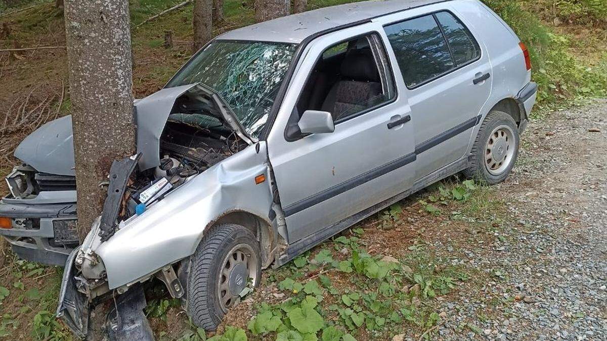 Der Mann krachte mit seinem Auto frontal gegen einen Baum