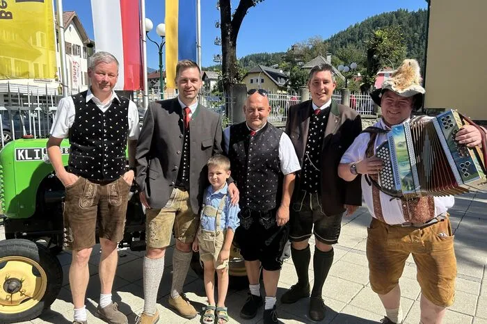 Volker Grote, Roland Staudacher, Marco Brandner und Christoph Staudacher (von links nach rechts) nehmen sich eine Auszeit von der Gemeindepolitik, um zusammen den Kirchtag zu besuchen. 