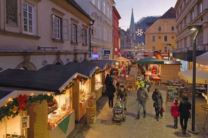 Zwerge, Elfen und andere wundersame Wesen bevölkern das Weihnachtsdorf von Celje. In Maribor hingegen mischen sich Feen, Engel und Märchenfiguren wie Peter Pan oder Pinocchio unter das Volk und auch in Ptuj, der ältesten slowenischen Stadt, trifft man auf Märchenwesen.