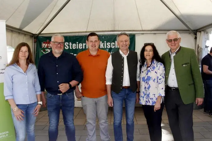 Beim anschließenden „Frühlingsfest“ wurde am Vorplatz der Kirche ein Marktplatz aufgebaut, wo Projekte des Arbeitskreises „Schöpfungsverantwortung“ wie Beratung über ein nachhaltiges Pfarrfest, das Projekt „Alltagsradler“ oder „Blumenwiese Hainersdorf“ präsentiert wurden. 