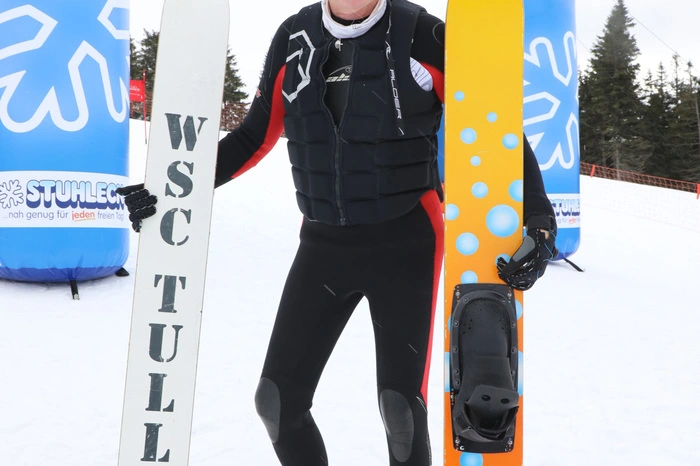 Bei den Herren gewann Albert Fortell, der ja mit Wasserski, ohne Schuhe, die Piste bewältigt hat: "Es sind in Wahrheit Sprungskier, weil ich trainiere für den Berg Isel. Ich wollte das hier aber nicht öffentlich sagen."