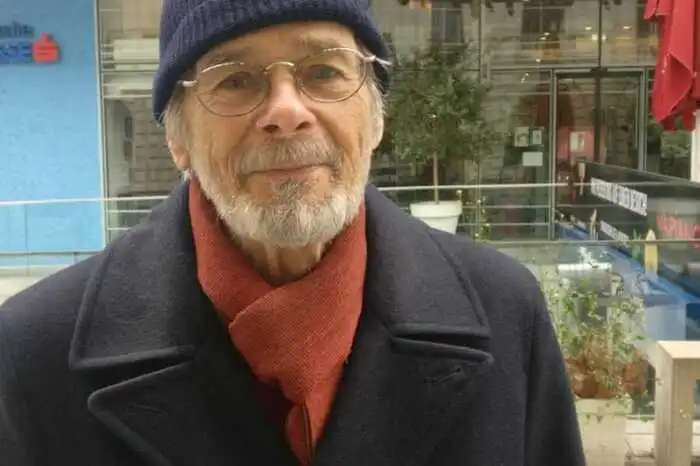 Erwin König (79) aus Graz: Ich bin noch unentschlossen. Für mich kommt es darauf an, wie sich die Lage entwickelt, ob sich die Zahlen stabilisieren. Ich werde wahrscheinlich erst in den letzten Minuten entscheiden, ob ich mich testen lasse. Ich glaube, dass es vielen aus der Bevölkerung so geht. Es ist eine Scheu da, man will nichts mit dem Virus zu tun haben.