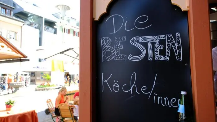 Ein Schild preist die besten Köchinnen und Köche an